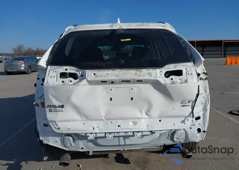 2021 Toyota Rav4 Xle z USA, uszkodzony, nr VIN 2T3P1RFV3MW189988